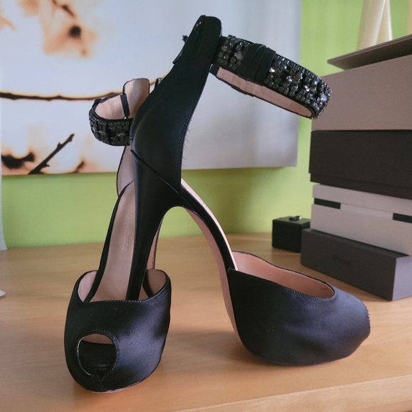 Guess by Marciano US 8 Heels - Picture 1 of 4